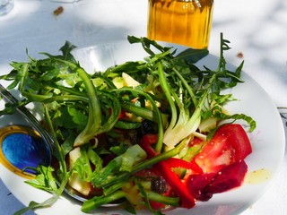 Grüner sommerlicher Salat aus Endivien, roter Beete, Apfel, Olivenöl