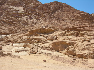 Złoty cielec - wizerunek odbity na skale w Masywie Synaju, Egipt