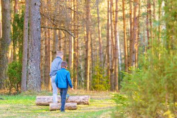 Obraz premium Game of children in the forest