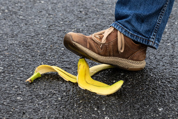 Fußgänger tritt auf eine Bananenschale