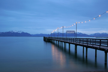 Obraz premium romantischer Steg mit Lichterkette