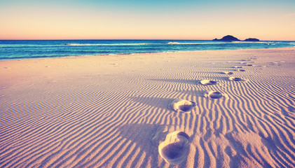 Dünen mit Fußspuren am Strand