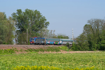 Fototapeta na wymiar treno attraversa la campagna