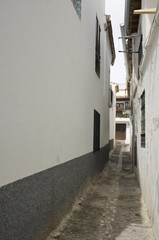 Obraz premium Narrow alley in Albaicin, Granada, Spain