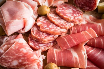 Fotobehang Salami, rauwe ham, gekookte ham en parmezaan, Italiaanse hapjes © Alessio Orrù