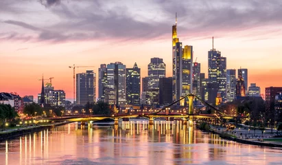 Panoramablick auf Frankfurt, Deutschland nach Sonnenuntergang. © Augustin Lazaroiu