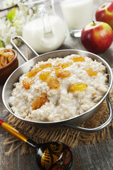 Oatmeal with raisin