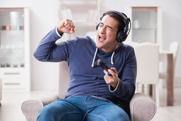 Obraz premium Young man playing computer games at home