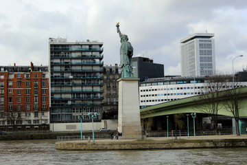 статуя свободы в Париже