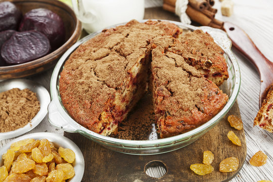 Beetroot pie with raisins