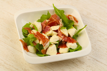 Salad with proscuitto, mozzarella