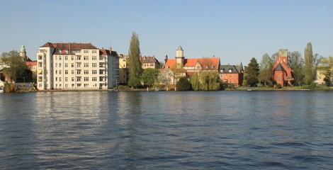 Fototapeta premium Blick über die Spree zur Köpenicker Dammvorstadt