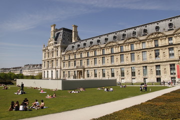Pelouse du Musée du Louvre à Paris
