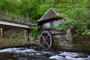 Wassermühle im Schwarzwald mit Brücke