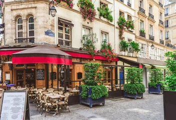 Tuinposter Typisch uitzicht op de Parijse straat met tafels van brasserie (café) in Parijs, Frankrijk © Ekaterina Belova