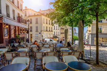 Türaufkleber Cozy street with tables of cafe in quarter Montmartre in Paris, France © Ekaterina Belova