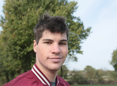 portrait ,jeune homme en extérieur