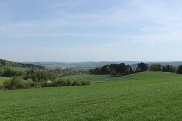 Fototapeten Fernblick über Felder, Wiesen, und Wälder und Teilen der Stadt Langenholthausen im Sauerland © Pixel62