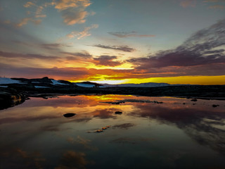 Fototapeta na wymiar Beautiful sunset reflecting in the water