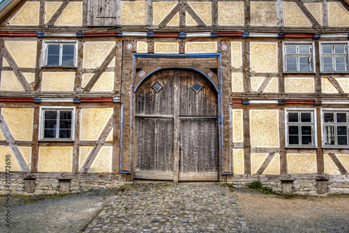 "Geschlossenes Scheunentor in einem Bauernhaus" Stockfotos und