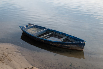 Naklejka na ściany i meble barca abbandonata - abbandoned boat