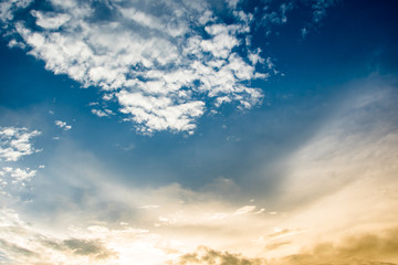 Obraz premium colorful dramatic sky with cloud at sunset.