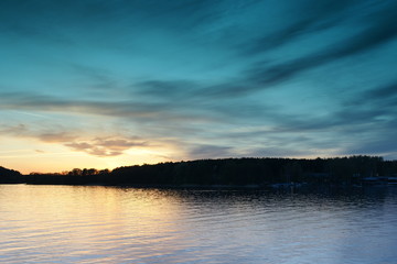 Zachód słońca nad jeziorem. Olsztyn nocą. Polska - Mazury - Warmia. 