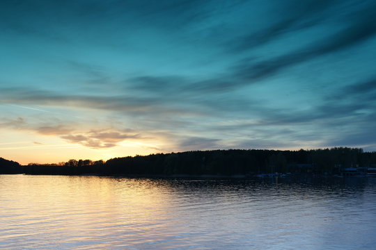Zachód słońca nad jeziorem. Olsztyn nocą. Polska - Mazury - Warmia. © Rafa