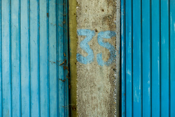 Alter Lack blättert ab