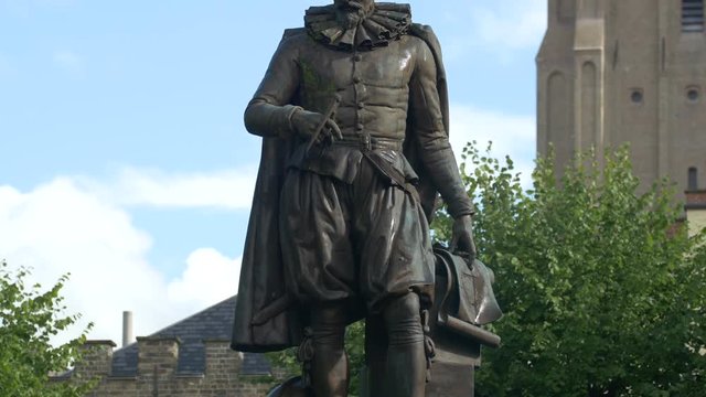 Tilt up of Simon Stevin statue in Bruges