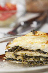 Spinatlasagne auf einer Glasplatte