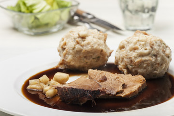 Bayerischer Schweinebraten mit Knödel