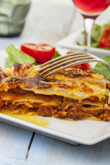 frische italienische Lasagne auf dem Teller