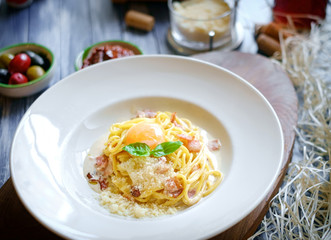 pasta carbonara with bacon