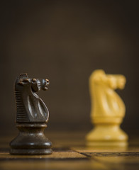 Scacchi fotografati su una scacchiera