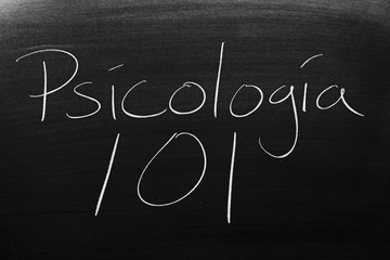 Obraz premium The words Psicología 101 on a blackboard in chalk