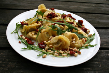 organisch, lifestyle, tortellini, salt, glutenfrei, vegan, pinienkerne, getrocknete, tomaten, rucola, werbetafel, modern, neu