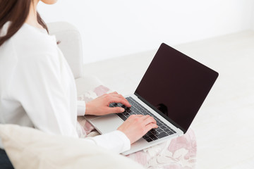 Fototapeta premium ラップトップコンピュータを使う女性 手元