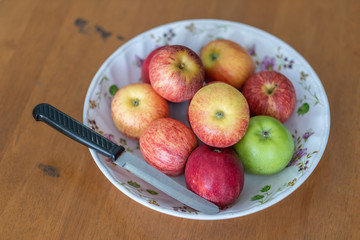 apple on plate and knife is near