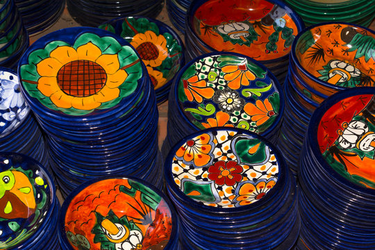 Los platos de artesan&iacute;as de talavera tienen  muchos dibujos.