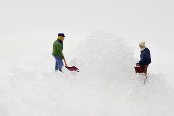 Fototapeta na wymiar スコップで雪かきをする人
