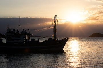 Fototapeta premium Foto de barco no Por do Sol