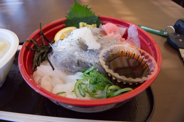 海鮮丼　ランチ　食べ物