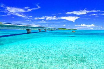 Fototapeta premium 真夏の宮古島。宮古島側から見た池間大橋