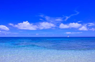 Foto auf Acrylglas Küste Miyakojima im Hochsommer. Meer und Yacht vom Strand Ikizu auf der Insel Ikema aus gesehen