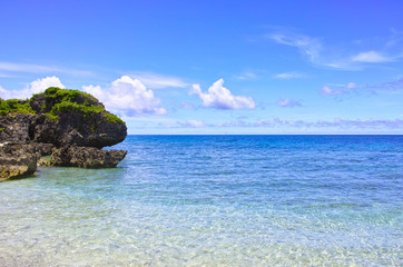 Fototapeta na wymiar 真夏の宮古島。池間島のイキヅービーチにあるゴリラ岩