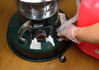 石油ストーブへの給油