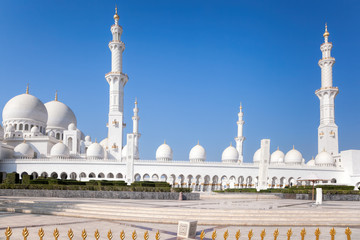 Fototapeta na wymiar Sheikh Zayed Grand Mosque in Abu-Dhabi, United Arab Emirates