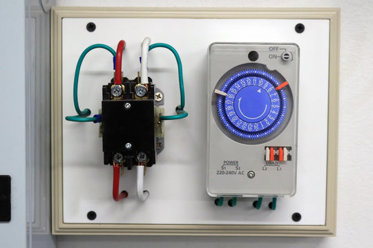 Timer switch with wiring and single-pole switch for set the timer on-off to electrical machine.