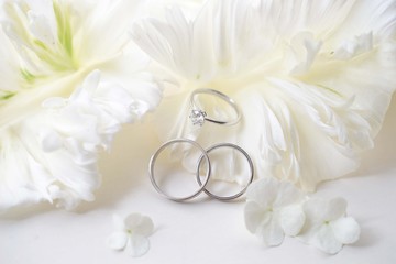 結婚指輪と白い花びら